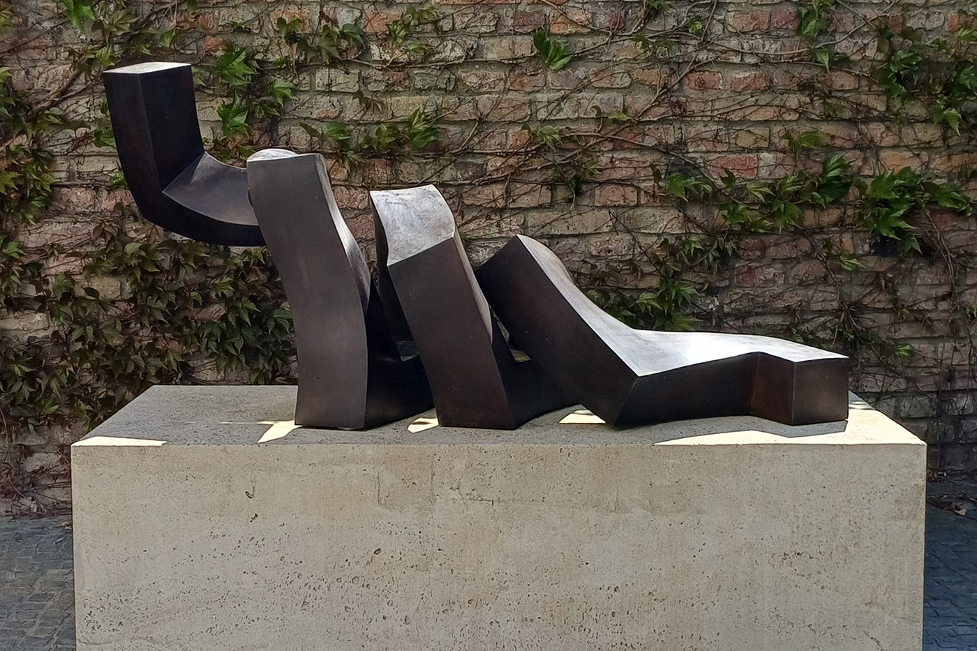 Wiederauferstehung des Willens, Bronze, 2024, 75 x 155 x 60 cm (1)_WEB