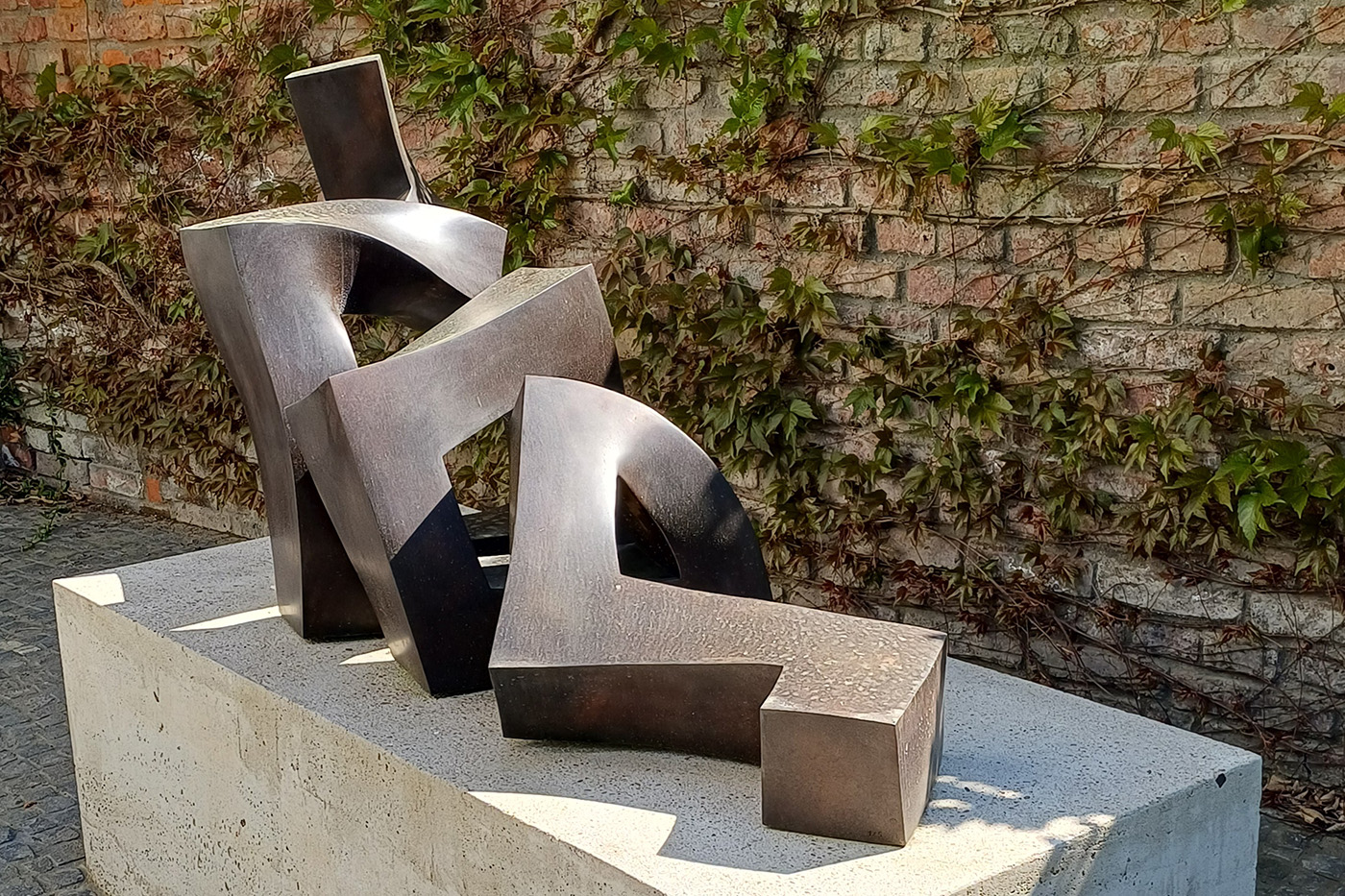 Wiederauferstehung des Willens, Bronze, 2024, 75 x 155 x 60 cm (2)_WEB