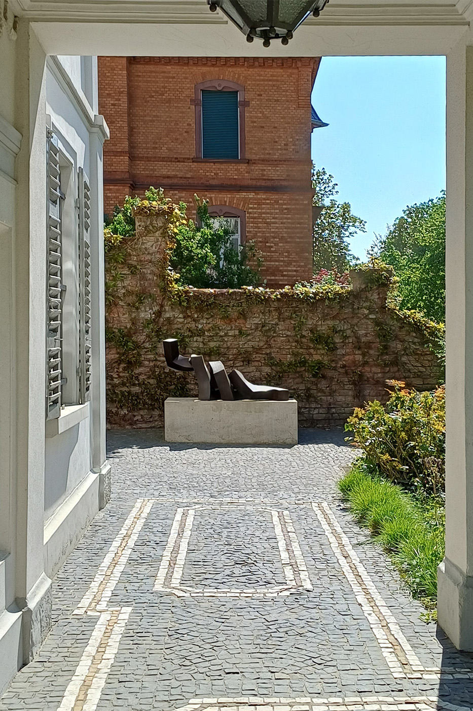 Wiederauferstehung des Willens, Bronze, 2024, 75 x 155 x 60 cm (3)_bearWEB